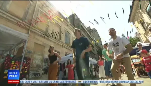 ”O gură de aer curat” pentru Bucureşti. Povestea festivalului care a adus poezia în stradă