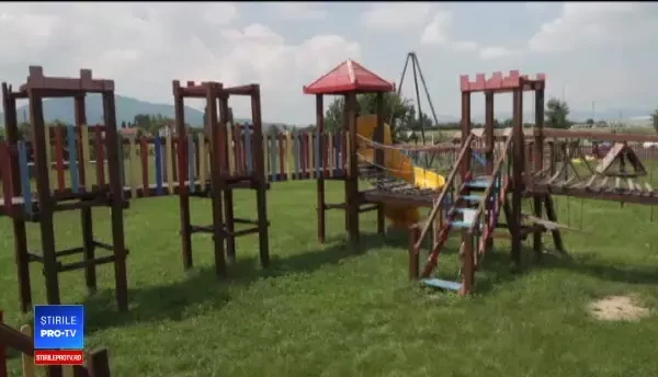 Gropi, dale sparte, tobogane care te trimit direct la spital. Imaginea locurilor de joacă din România