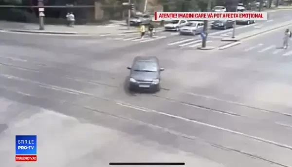 Momentul în care un motociclist trece pe roșu și intră într-un autobuz în Timișoara