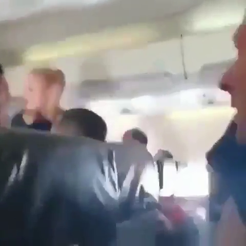 Teroare în avion. Turbulențele au aruncat o stewardesă în plafonul aeronavei