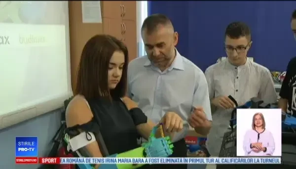 "Fericire facută din pastic". Cum au reușit niște elevi să ajute o colegă născută fără braț