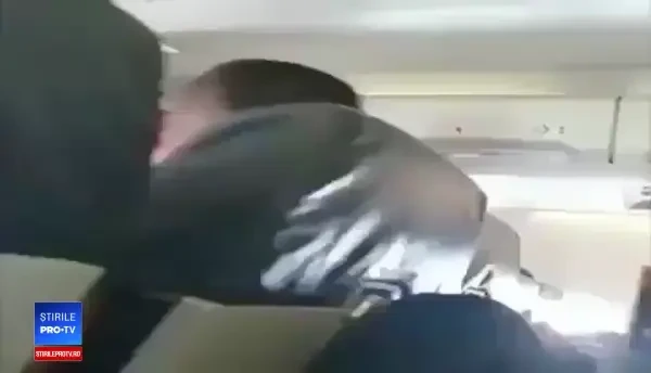 Clipe de groază într-un avion. Turbulențele au aruncat o stewardesă în plafonul aeronavei