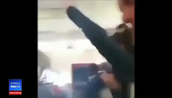 Teroare în avion. Turbulențele au aruncat o stewardesă în plafonul aeronavei
