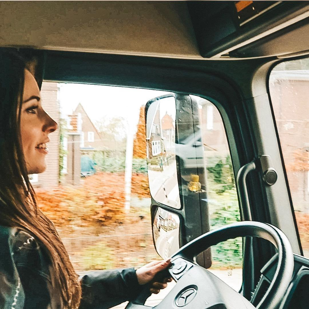 Cum își câștigă banii această tânără. Puține femei lucrează în acest domeniu