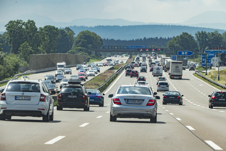 Un român și-a uitat soția într-o parcare, pe o autostradă din Germania. A condus 70 km până să-și dea seama