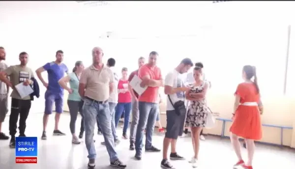 Cozi imense la Pasapoarte. "Prefectul, domnule, prefectul e şeful. El să vină aici"