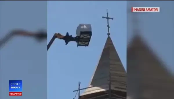 Arhiepiscopul Teodosie, avertizat de Protecţia Muncii să nu se mai urce pe turle