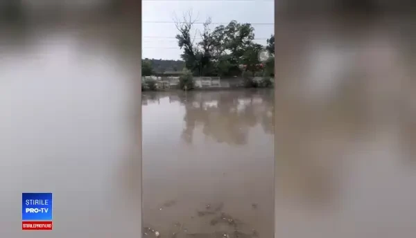 Centrul orașului Cernavodă, inundat după o ploaie torențială. Vijelia a făcut prăpăd în Reșița