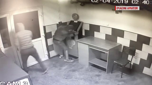 Cine sunt bărbații care au furat un bancomat din Bucureşti. Detaliul surprins pe camere