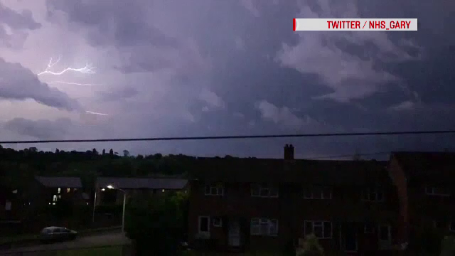 Apariție neobișnuită pe cerul Marii Britanii. Locuitorii au reușit să filmeze tot