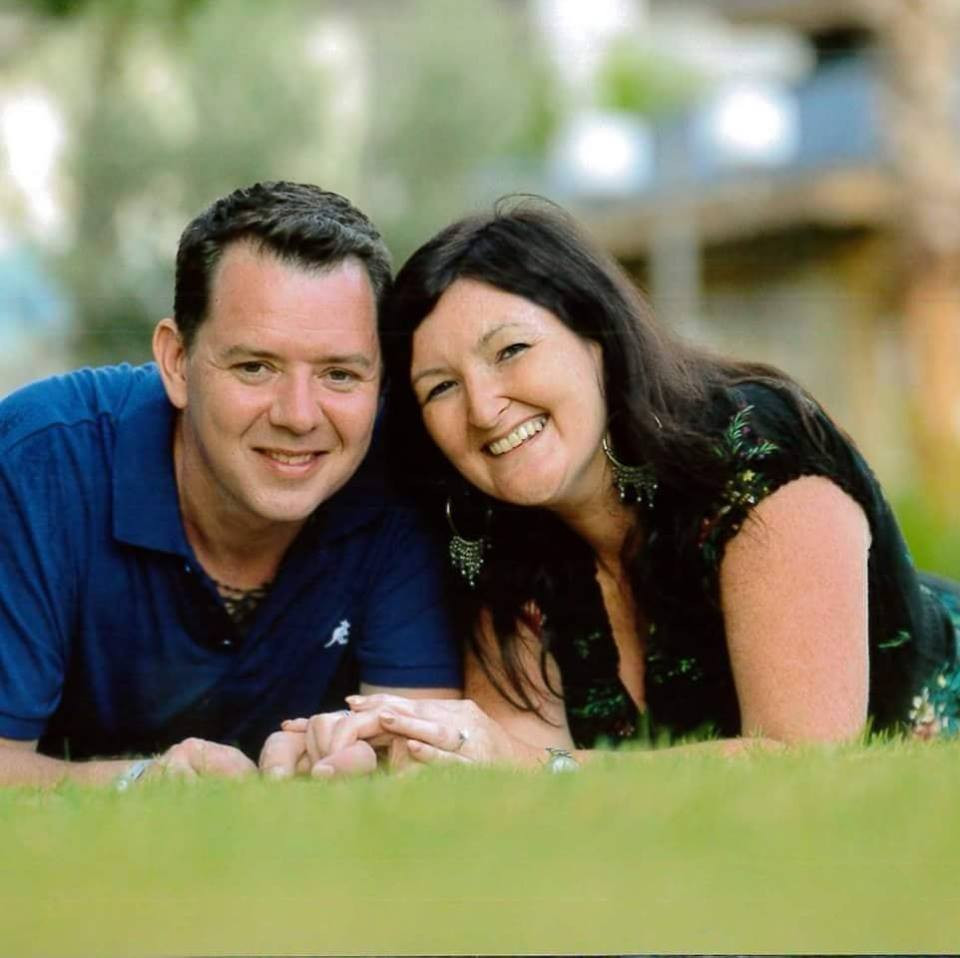 Tragedia unui cuplu, în noaptea nunții. Mirele a căzut de la etaj când căra cadourile