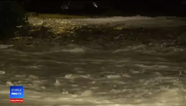 Autorităţile din Neamț sunt în alertă, după codul roşu de furtuni. Un cartier întreg, evacuat