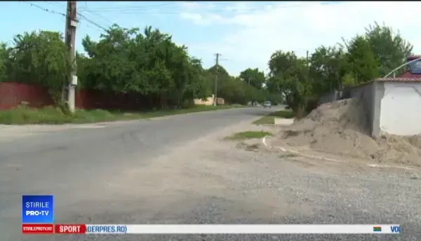 Localnicii unei comune nu mai pot ieși din curți din cauza bordurilor: „Așa mi s-a spus”