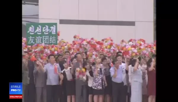 Mii de nord-coreeni, aliniați pe străzi să-i aplaude pe Xi Jinping și Kim Jong Un