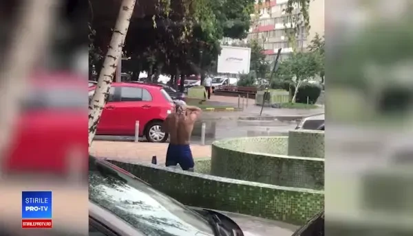 Om al străzii filmat în timp ce făcea baie într-o fântână din București