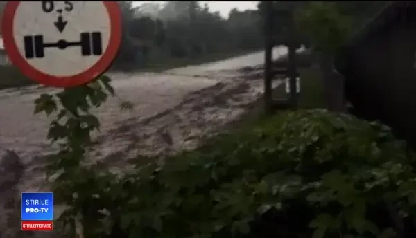 Viituri periculoase în mai multe regiuni. Bolovani uriași au ajuns în casele oamenilor