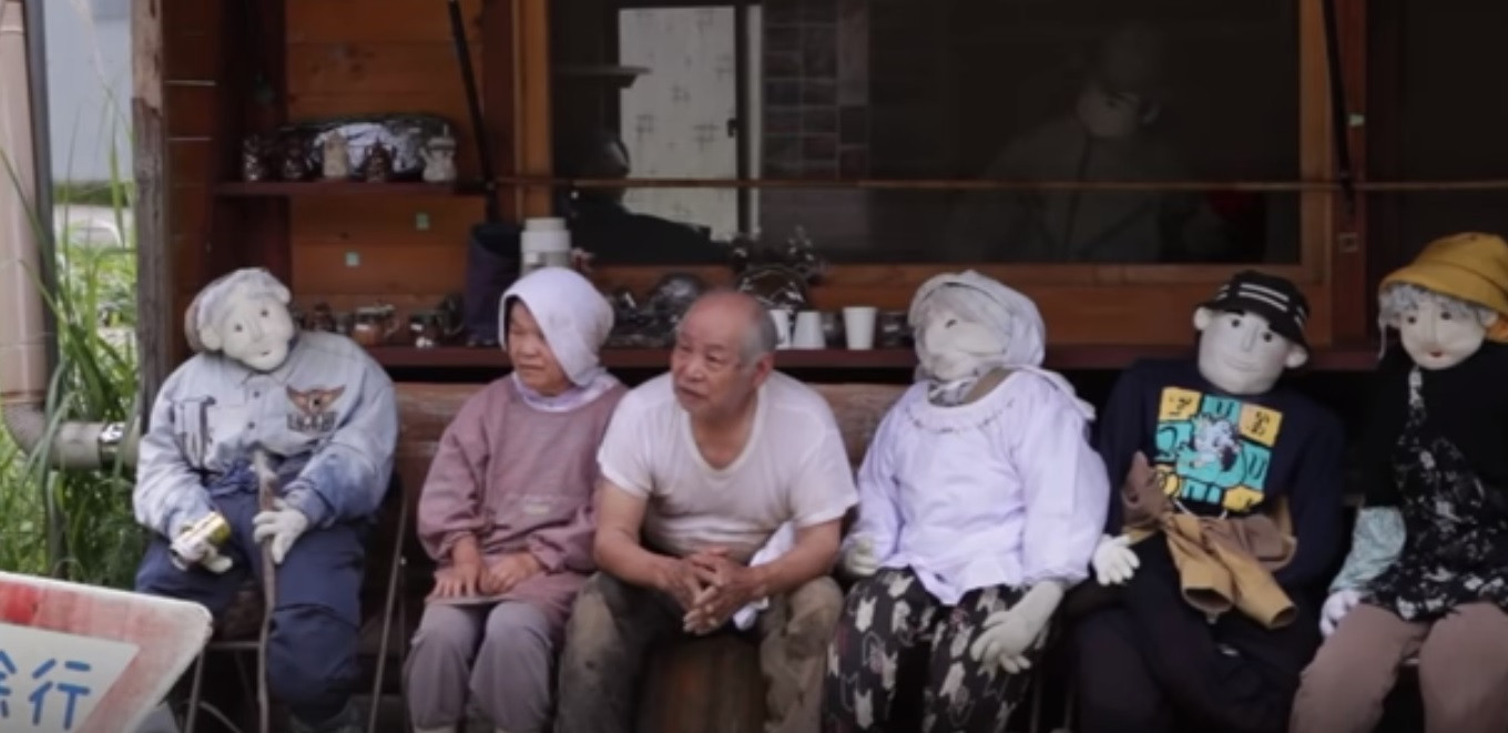 Povestea satului în care oamenii morți sunt înlocuiți cu păpuși. ”Mereu mă vizitează cineva”