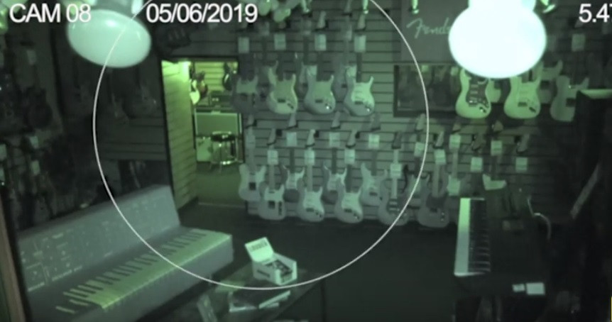 Incidente stranii într-un oraș britanic. Momentul în care 2 chitare se mișcă singure. VIDEO