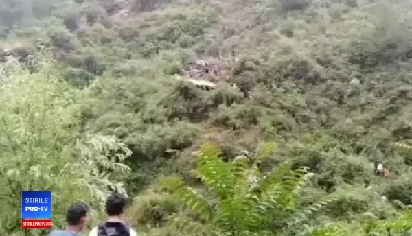 50 de morți după ce un autobuz supraîncărcat a căzut într-o prăpastie de 150 de metri