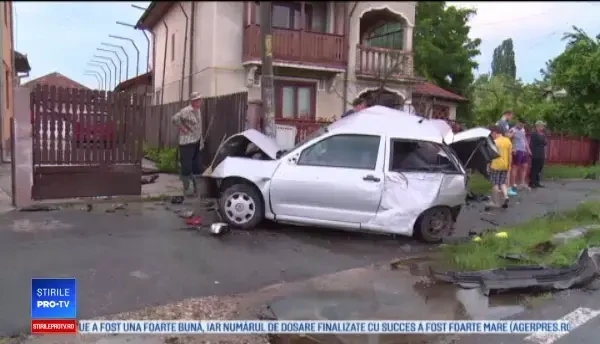 Accident în Dâmbovița, după ce un șofer a încercat o depășire periculoasă