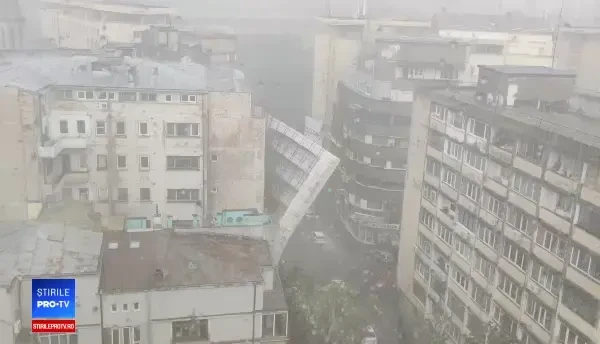 Momentul în care o schelă s-a prăbușit de pe fațada unei clădiri din Capitală