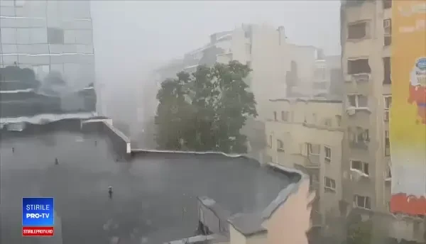 Momentul în care o schelă s-a prăbușit de pe fațada unei clădiri din Capitală