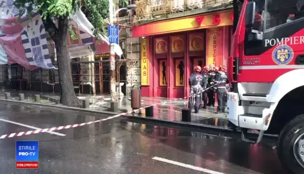 Momentul în care o schelă s-a prăbușit de pe fațada unei clădiri din Capitală. VIDEO