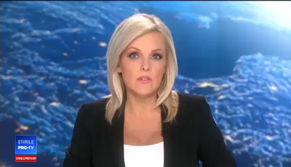 O schelă stă să se prăbușească pe Bd. Regina Elisabeta din Capitală