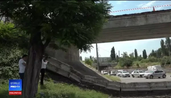 ANIMAȚIE. Balustrada unui pod din Buzău s-a prăbușit. Primăria știa că trebuie reparat