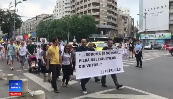 Marşul normalităţii în București: ”Opriţi atacul asupra inocenţei copiilor”. FOTO