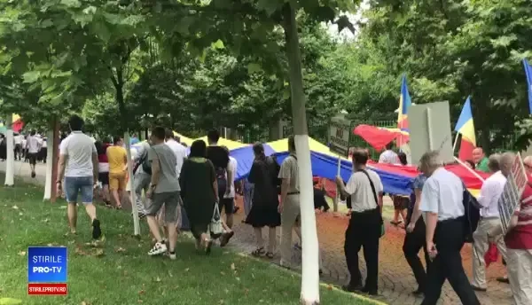 Marşul Normalităţii în Bucureşti. Momentul în care participanții au cântat cântece religioase