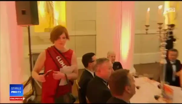 VIDEO. Momentul în care un politician strânge de gât o activistă. Scenele șocante, filmate