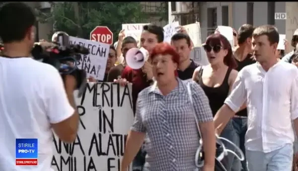 Cazul Sorinei. Asistenţii maternali depun plângere. Răspunsul familiei adoptive pentru protestatari