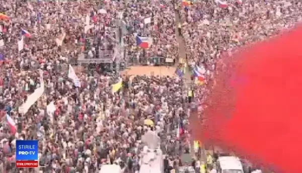 Peste 200.000 de cehi au ieşit în stradă pentru a cere demisia premierului Babis