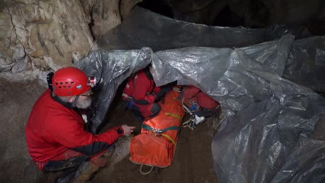 Salvare dificilă în Peștera Meziad. Zeci de speologi au participat la un exercițiu