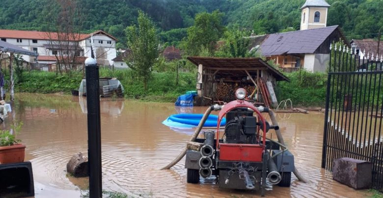Trei localităţi afectate de ploile abundente. Circulaţie întreruptă pe DN7, în Deva