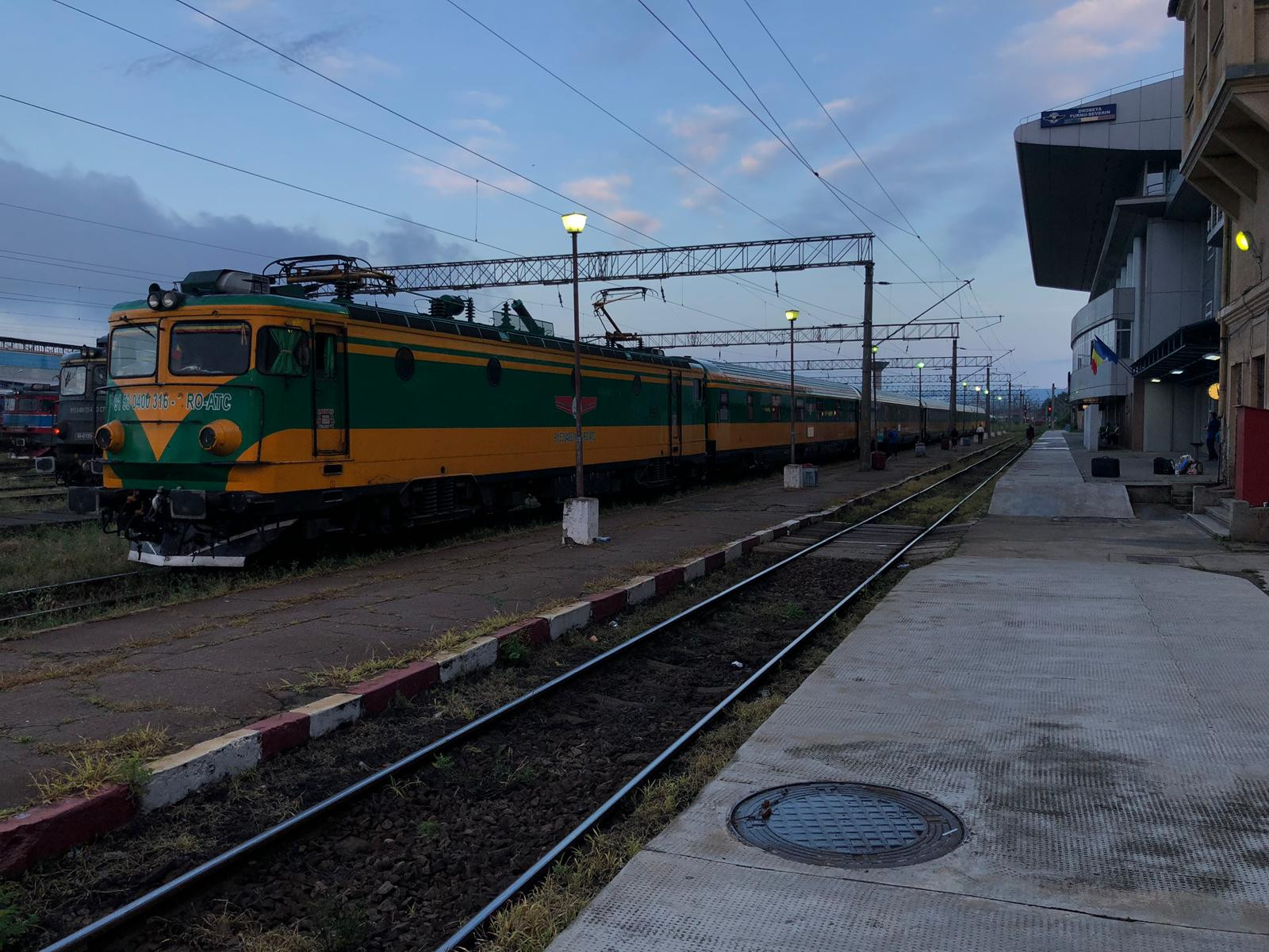 Trafic feroviar afectat între Dr. Tr. Severin-Strehaia. Linia a fost acoperită de ape