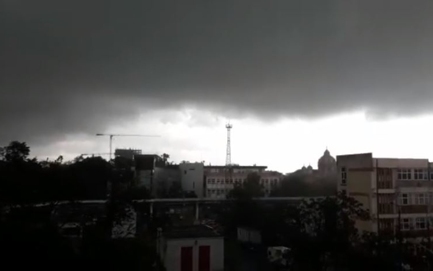 HARTA. ANM a actualizat avertizările meteo. Cod roșu în Galați, galben și portocaliu în alte județe. Vin primele ninsori
