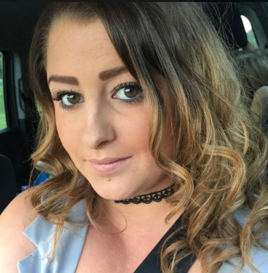 Tânără de 30 de ani, găsită moartă în propria casă. Ce a văzut un vecin pe geam