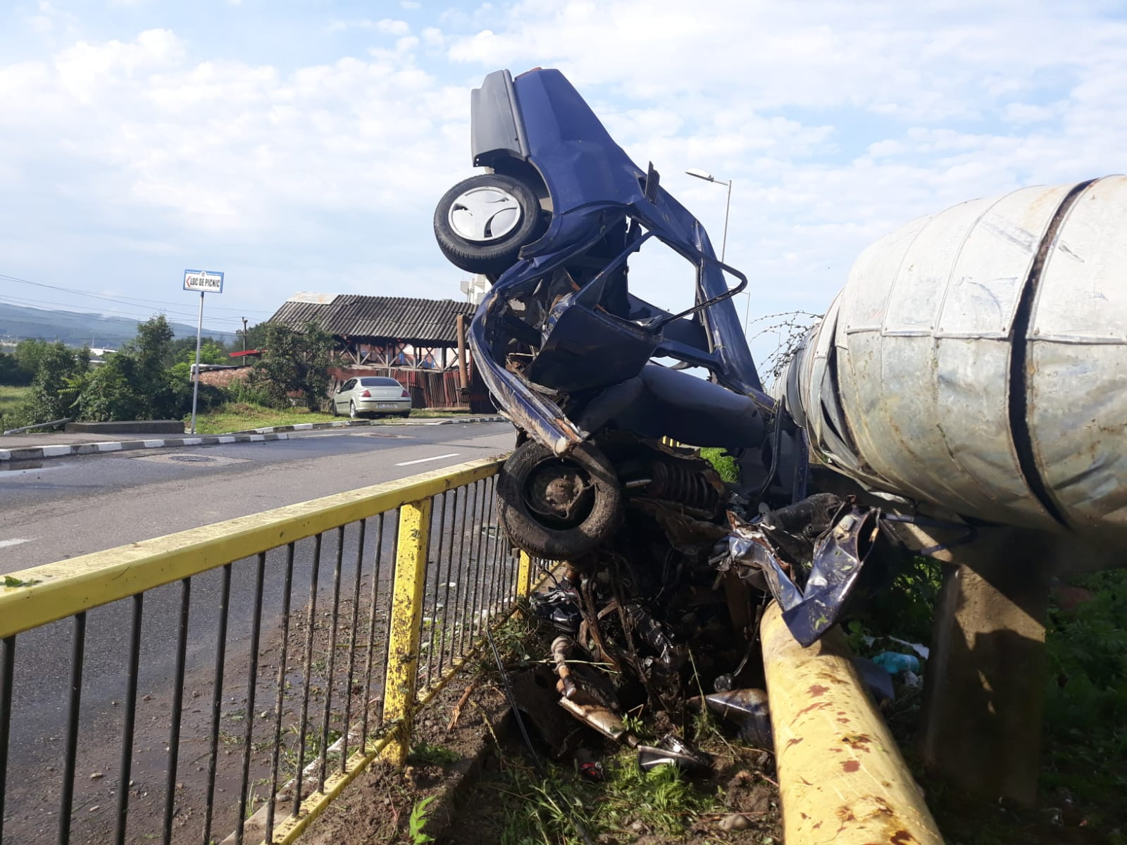 Trei minori din Vâlcea au furat o mașină și au făcut accident cu ea. Unul a murit