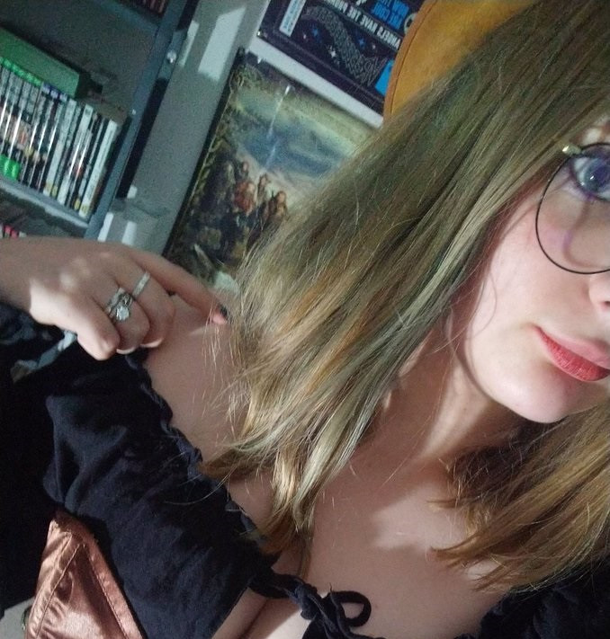 Franțuzoaicele și-au afișat decolteul pe internet. Motivul din spatele pozelor