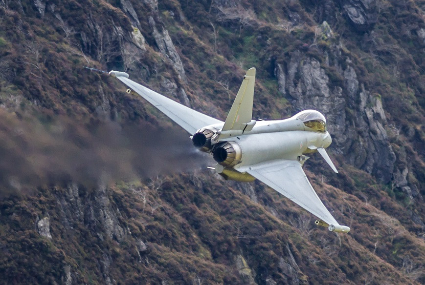 Două avioane militare s-au ciocnit deasupra unei localităţi din Germania. Un pilot a murit