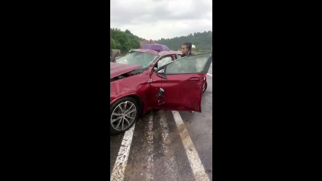 Un sofer de 21 de ani a lovit un stâlp de electricitate şi s-au răsturnat. Ce s-a întâmplat cu pasagerii