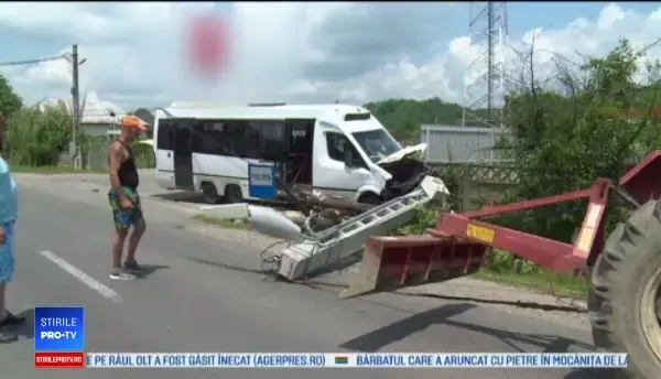 Accident în Dâmbovița: Un microbuz cu pasageri a intrat într-un stâlp de electricitate