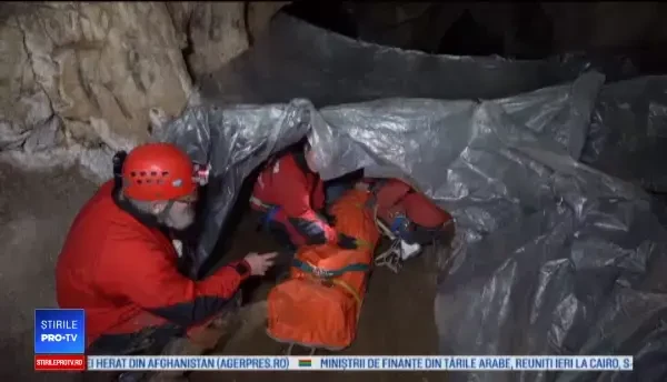 Salvare dificilă în Peștera Meziad. Zeci de speologi au participat la un exercițiu`