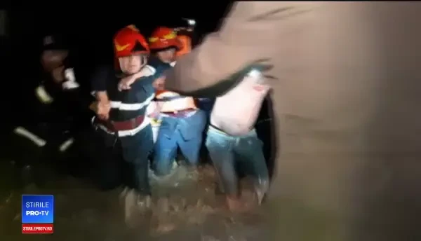 Scene apocaliptice în România. Oamenii s-au trezit înconjuraţi de șuvoaie: ”Potop”