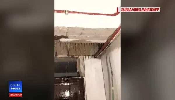 Bloc nou din Craiova, devastat de furtună. Acoperișul, proiectat peste drum. VIDEO