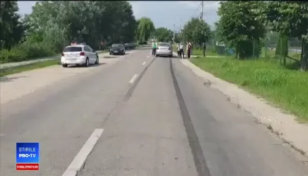 Motivul pentru care un tânăr din Dâmboviţa a sărit în faţa unei maşini, pe stradă