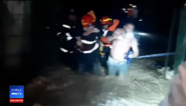 Ploile au lăsat în urmă distrugeri și necazuri. Ce fenomene meteo ne așteaptă