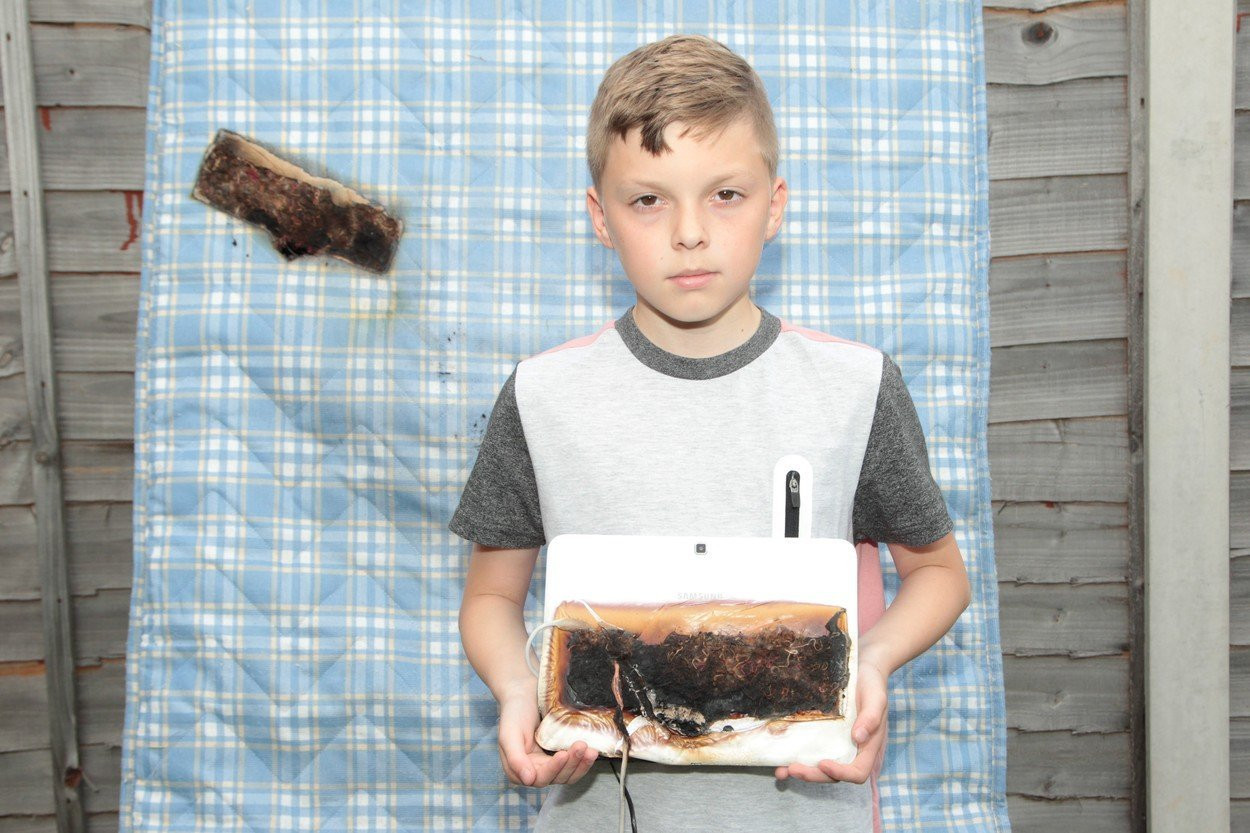 Pățania unui copil care a adormit cu tableta pe pat. Părinții, șocați când l-au descoperit